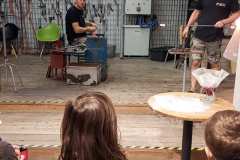 1-Krosno-uczniowie-zapozaja-sie-z-praca-hutnika-